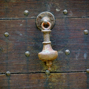 SImple heurtoir en forme de poire sur porte cloutée - France  - collection de photos clin d'oeil, catégorie portes